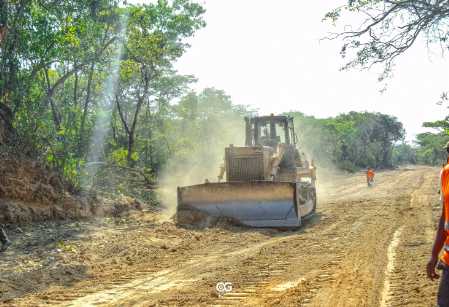 Construction de la route en terre battue 