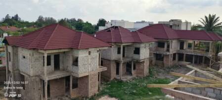 Construction de la route en terre battue 