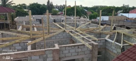 Construction de la route en terre battue 